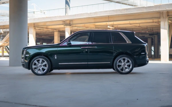Green Rolls Royce Cullinan, 2021 Photo 1