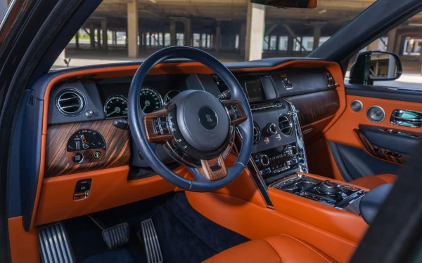 Green Rolls Royce Cullinan, 2021 Photo 5