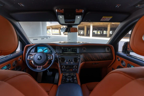 Green Rolls Royce Cullinan, 2021 Photo 6