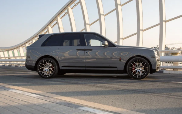 Grey Rolls Royce Cullinan, 2022 Photo 1