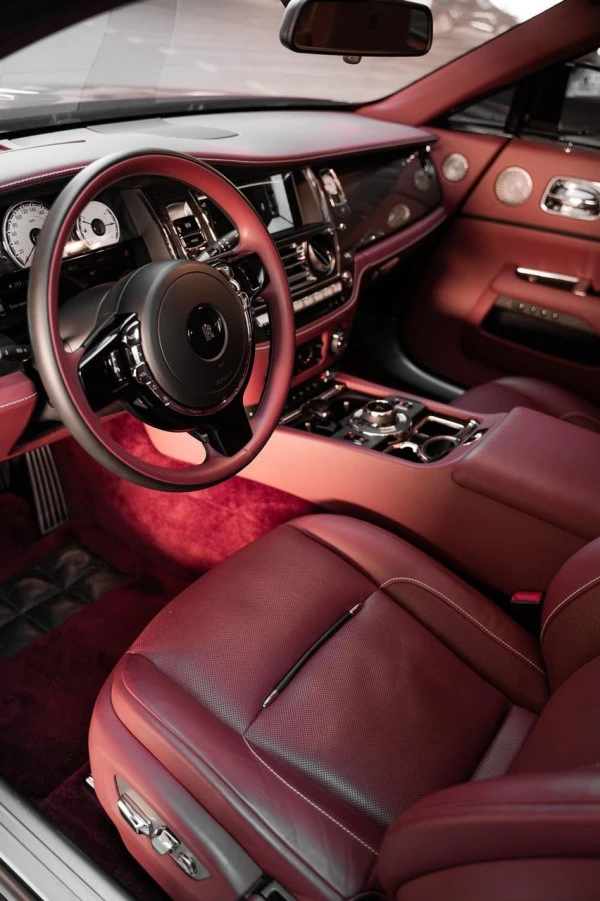 Maroon Rolls Royce Wraith Black Badge, 2019 Photo 2